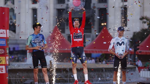 Primoz Roglic, Ben O'Connor y Enric Mas en el podium de la Vuelta a España. Foto: EFE