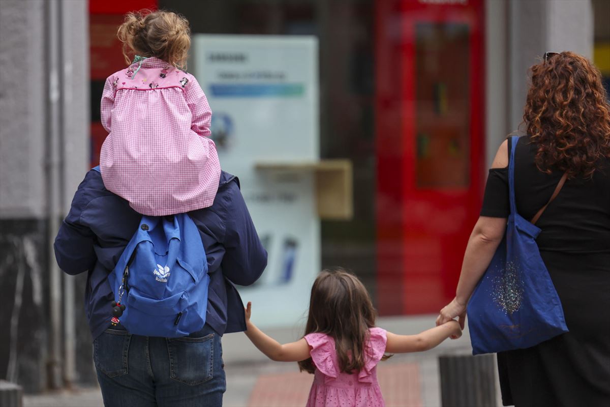 Una familia pasea con sus hijas. Foto: EFE