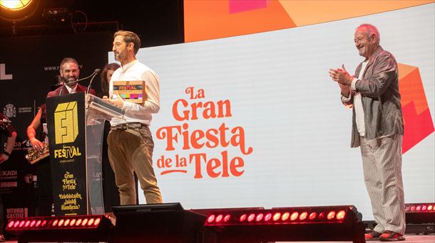 Joseba Arguiñanori aitak, Karlosek, eman zion saria