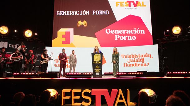'Porno Belaunaldia'ko lantaldea saria jasotzen