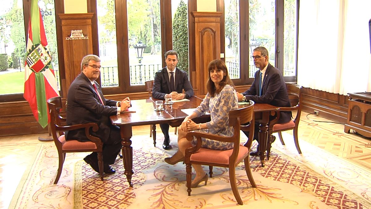 El lehendakari Imanol Pradales junto a los alcaldes de la CAV