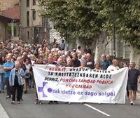 Vecinos de Berriz salen a la calle para denunciar que han pasado de tener tres médicos a uno solo