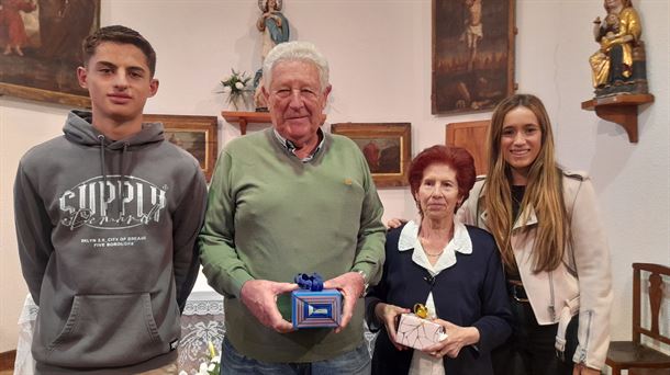 José Antonio Ortiz de Urtaran y Patro González junto a sus nietos Mikel y Berta