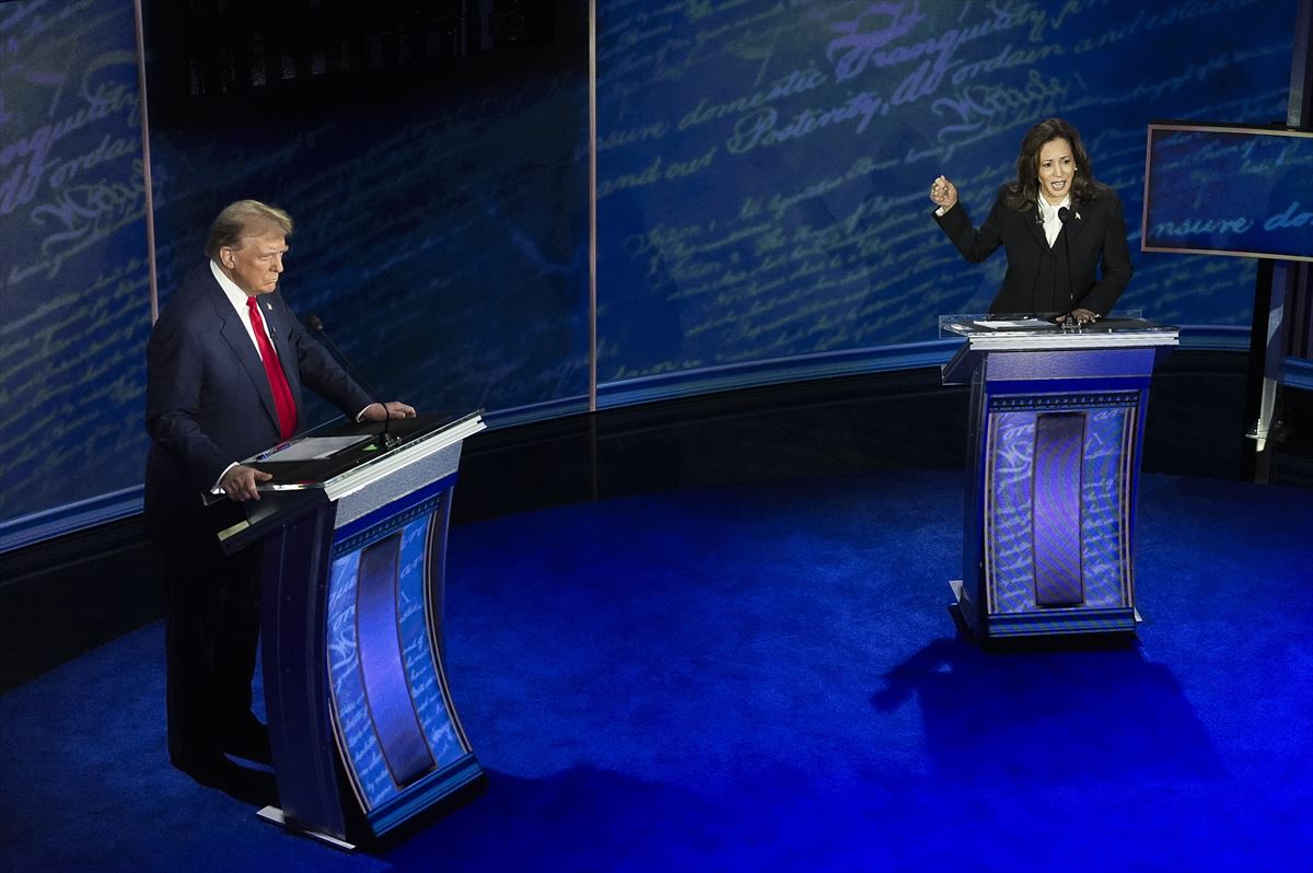 Donald Trump eta Kamala Harris, debatearen une batean. 