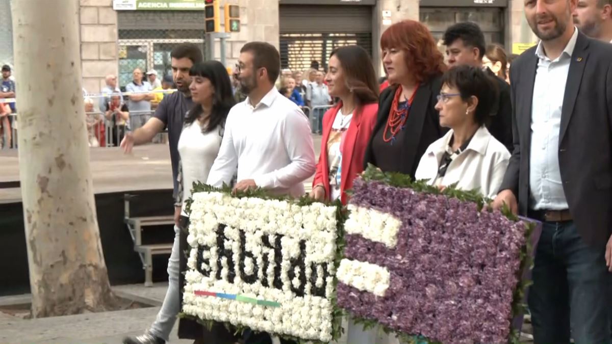 Representantes de EH Bildu en la ofrenda floral de la Diada