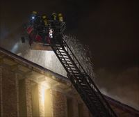 Extinguido el fuego del tejado de la Policía Municipal de Pamplona, que ardía desde el martes