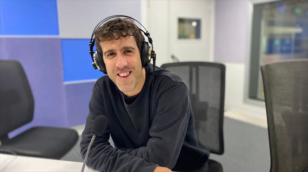 Aitor Etxebarria de Forbiden Colours en los estudios de Radio Euskadi