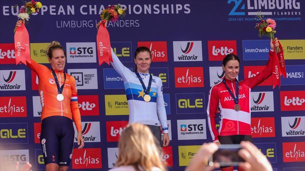 Van Dijk, Kopecky y Schweinberger, con sus medallas. Foto: EFE. 