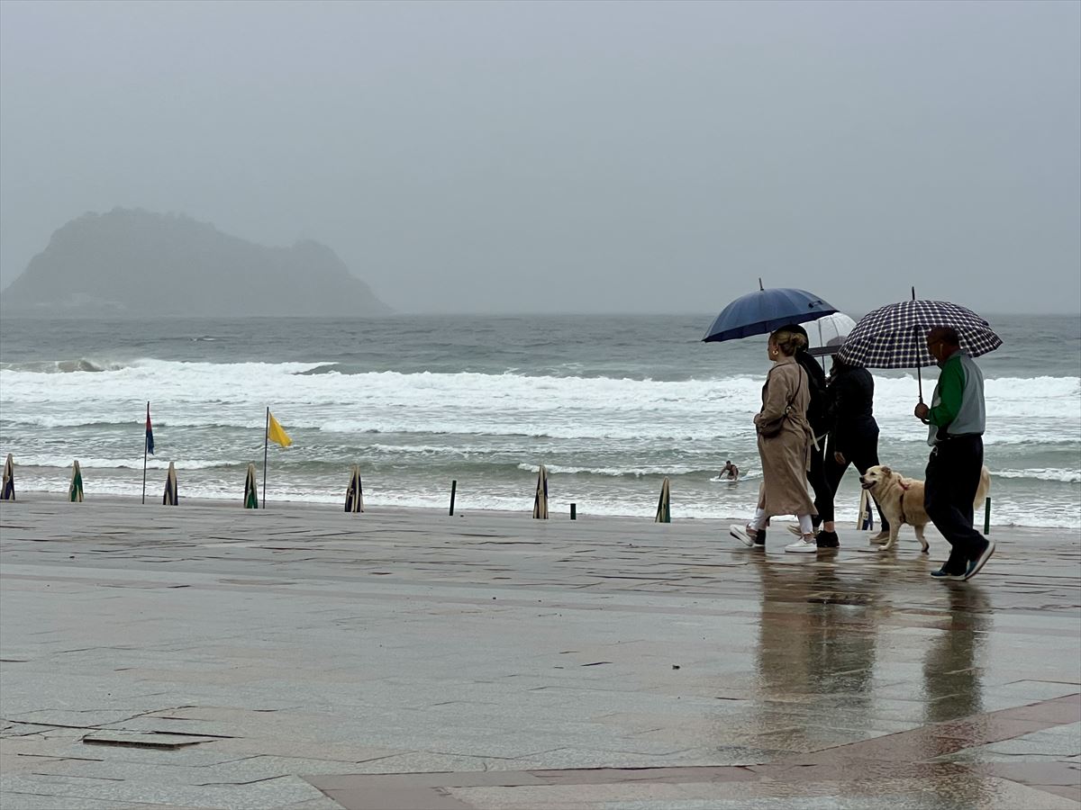 Lluvia en Zarautz. Foto: Lorentxo Portularrume