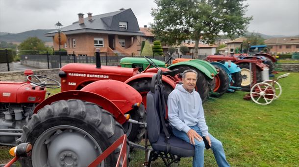 Javier Glez. de Matauco ante parte de su colección de 14 tractores agrícolas antiguos