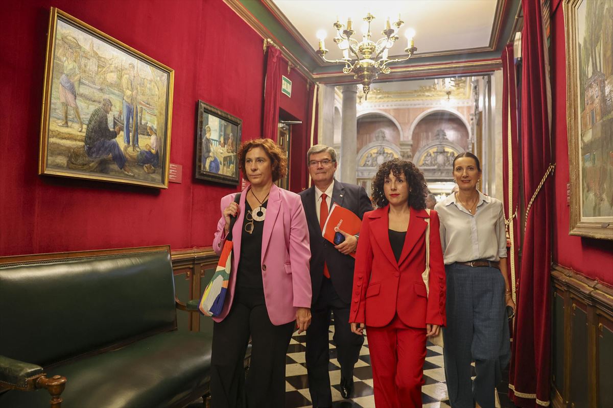 Las tenientes alcalde Amaia Aguirre, Nora Abete y Marta Ajuria, junto al alcalde, Juan Mari Aburto