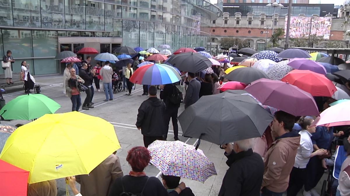 Tradicional paraguada en la Plaza Bizkaia de Bilbao