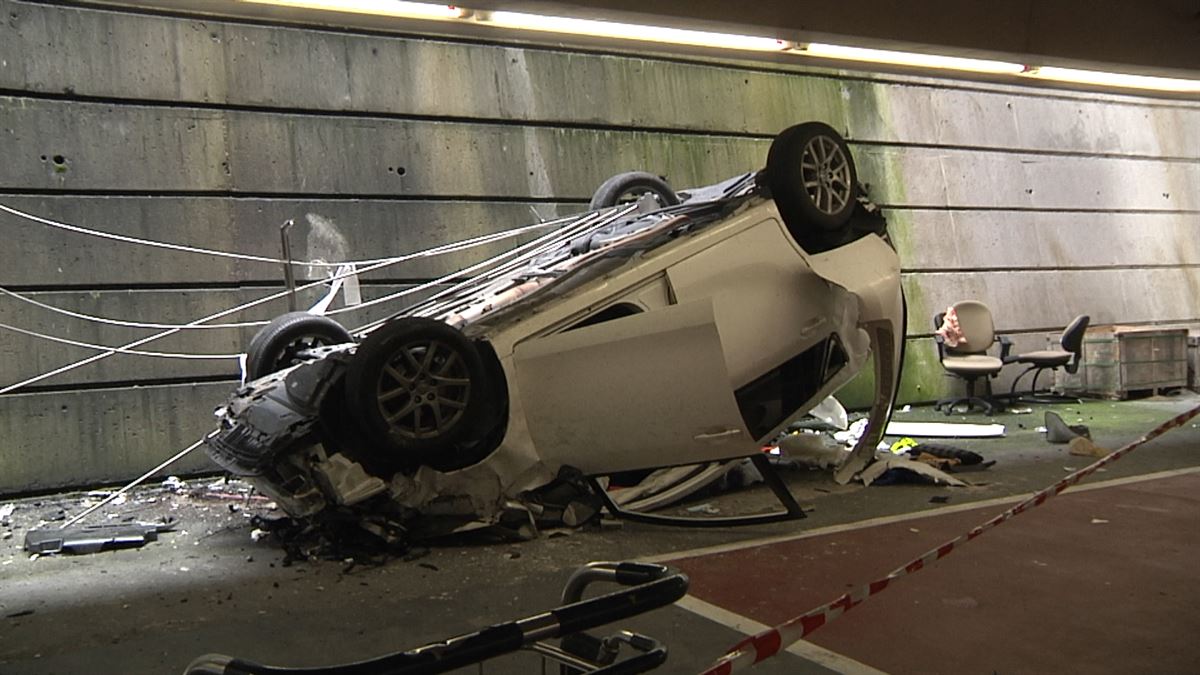 Un hombre cae desde un cuarto piso con su coche en el Aeropuerto de Bilbao y después se da a la fuga