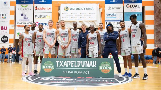 Los jugadores del Baskonia con la copa. Foto: Baskonia