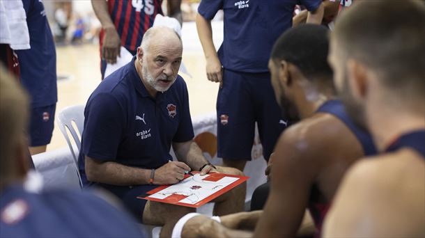 Pablo Laso se dirige a sus jugadores, en un partido. Foto: EFE. 