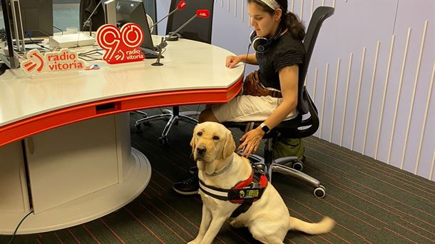 Leidy Aldana y Évora (su perra guía) en el estudio de Radio Vitoria