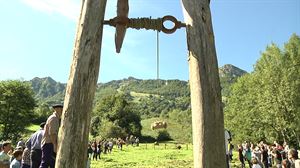 Araizko kablearen eguna ospatu dute Gaintzan, belarra mailoetatik nola ekartzen zuten erakutsiz