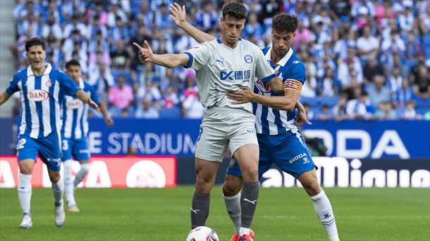 Antonio Blanco en una disputa del balón frente a Javi puado. Foto: EFE