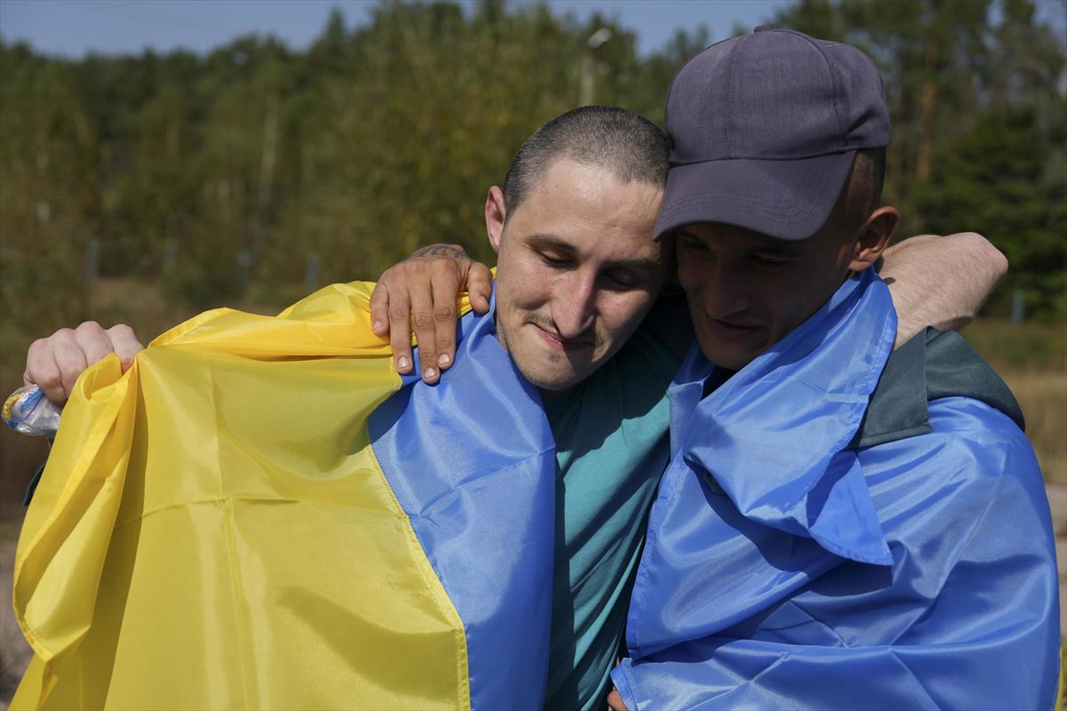 Dos de los prisioneros ucranianos liberados hoy. Foto: EFE