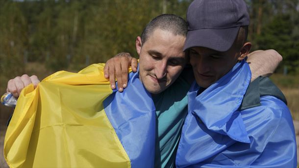 Dos de los prisioneros ucranianos liberados hoy. Foto: EFE