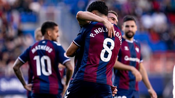 Nolaskoain celebrando su gol. Foto: @SDEibar