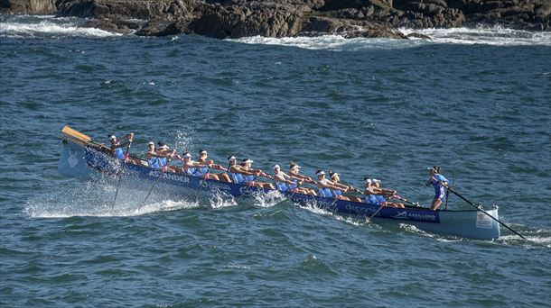 Las remeras de Astillero durante la regata en Bermeo. Foto: EFE