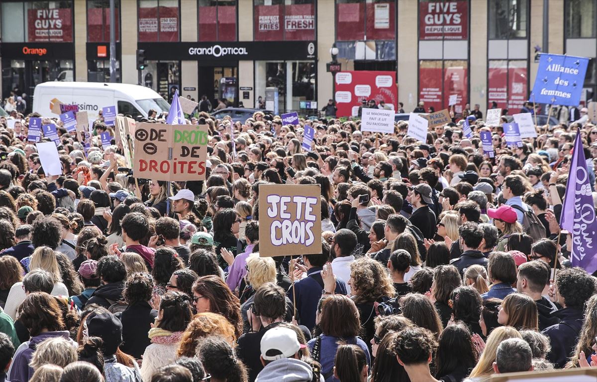 Miles de personas se manifiestan en París