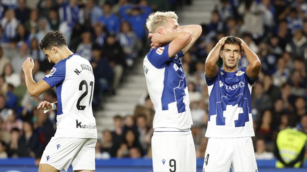 Oskarsson, Zubimendi y Aguerd se lamentan de una ocasión fallada. Foto: EFE.