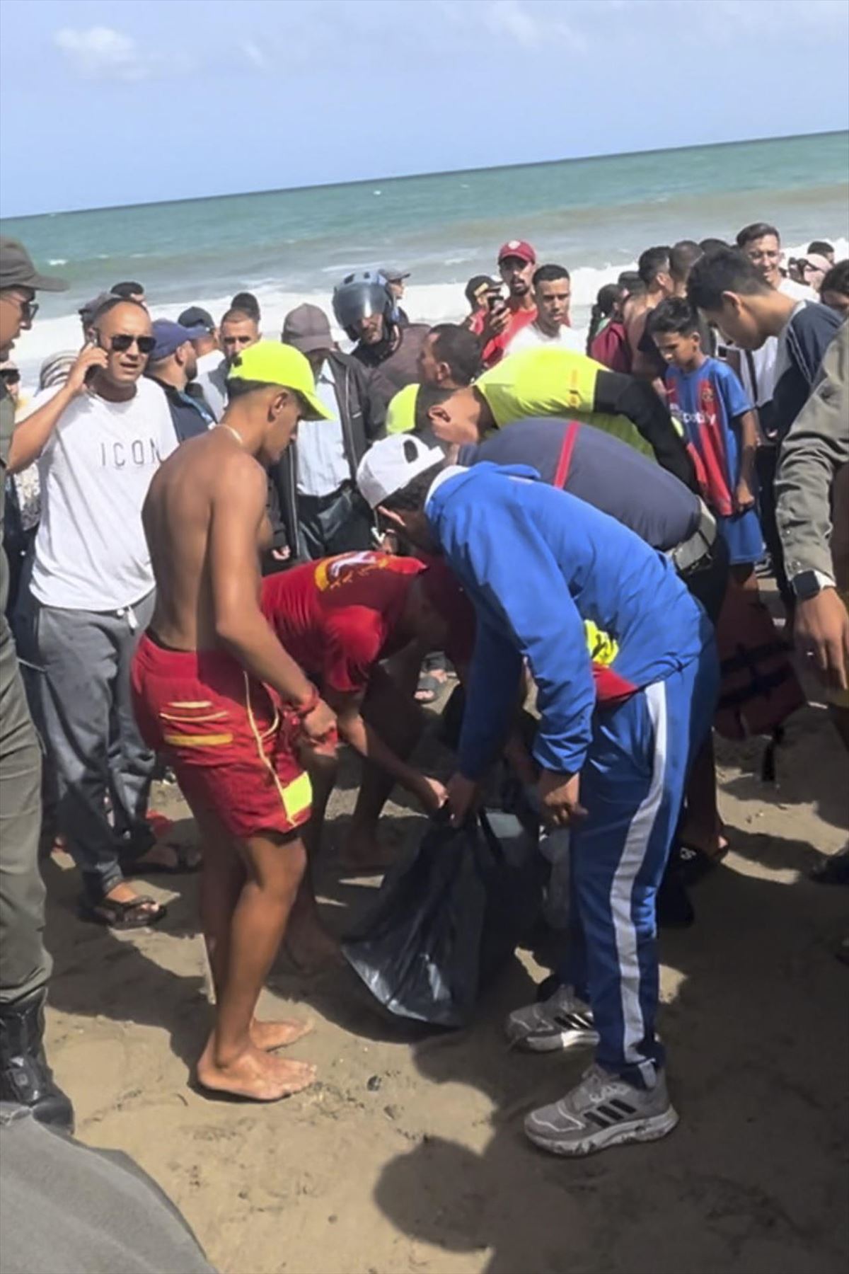 Recogen el cuerpo del joven fallecido. EFE. 