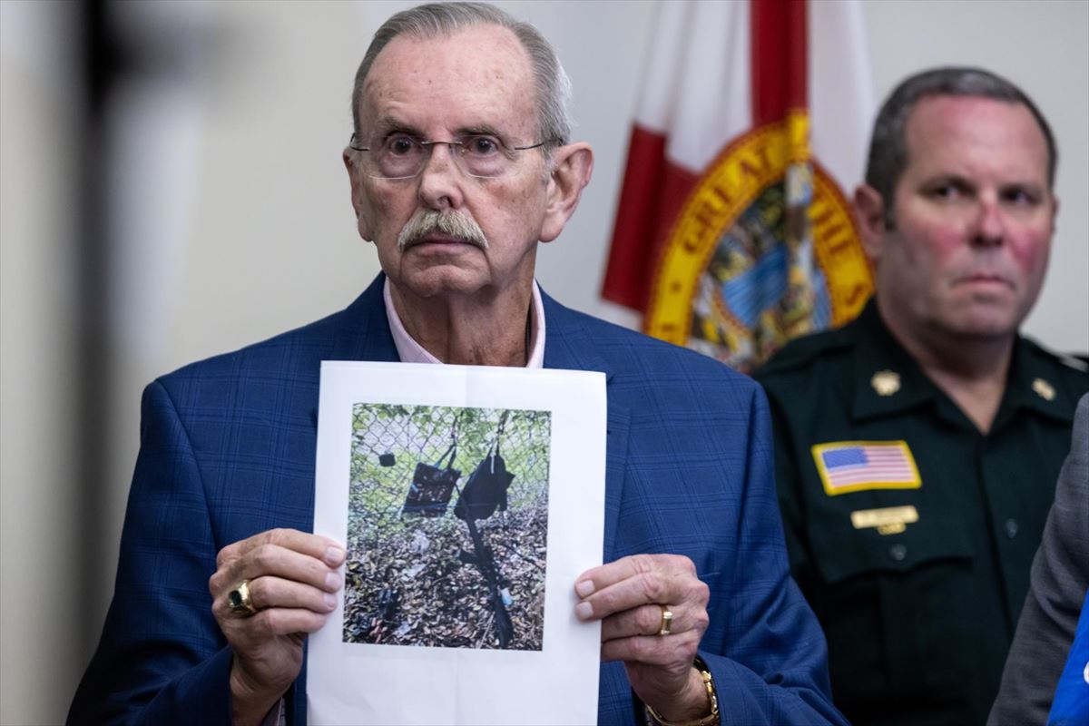 El sheriff de Palm Beach mostrando el arma hallada. Foto: EFE