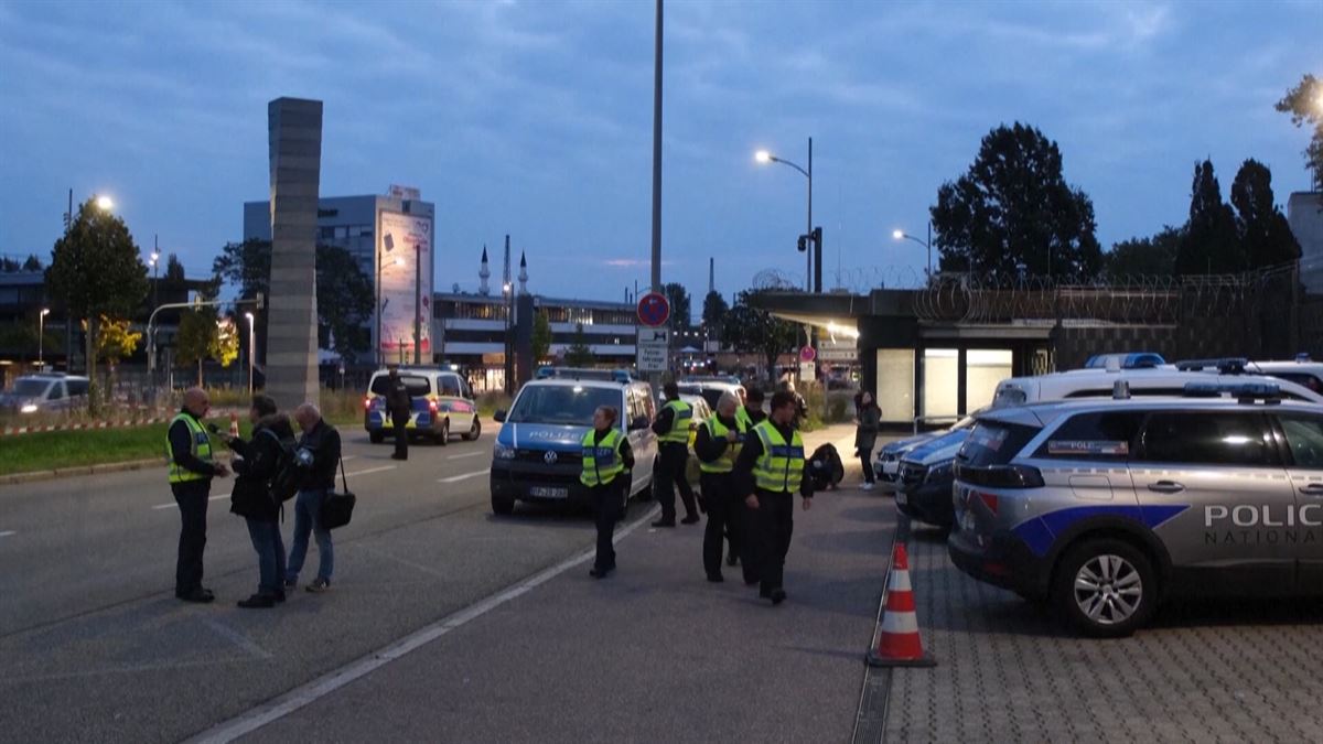 Un policía controlando la frontera en Alemania