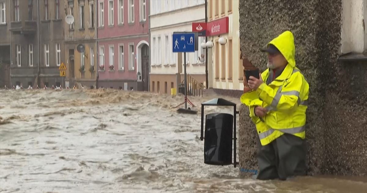 Uholdeak Europan. Agentzietako bideo batetik ateratako irudia.