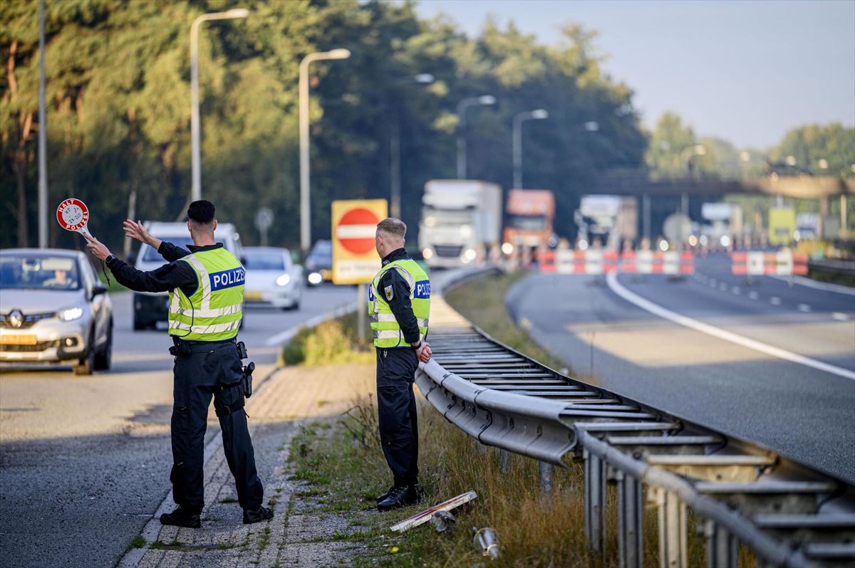 Alemaniako Polizia Federala, Herbehereetako mugan. Argazkia: EFE