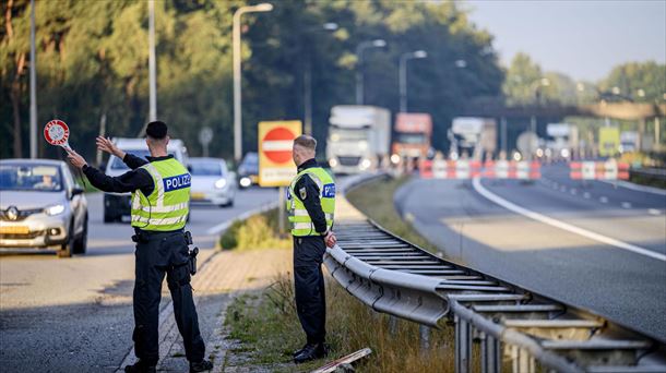 Alemaniako Polizia Federala, Herbehereetako mugan. Argazkia: EFE