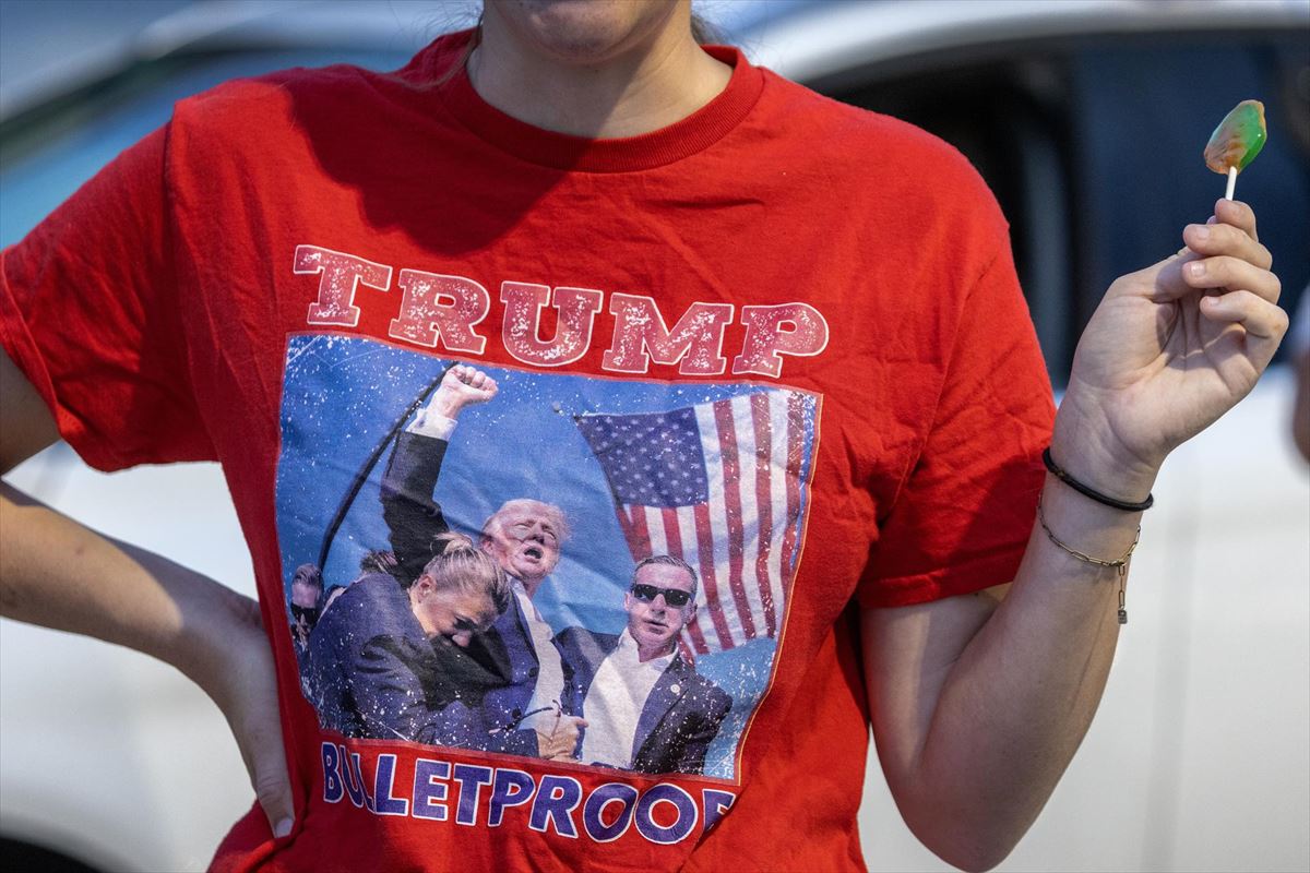 Partidaria de Donald Trump porta una camiseta con una imagen del primer atentado. Foto: EFE