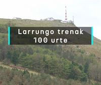 100 urte bete ditu Larrungo trenak, nekazarien eta bisitarien elkarbizitza erronka duela