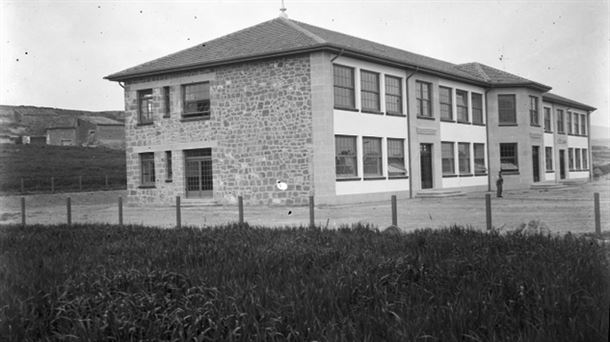 Fotografía del centro escolar de Eltziego de 1939