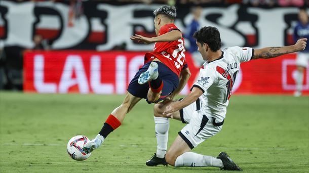 Camello intenta robarle el balón a Bryan Zaragoza. Foto: EFE