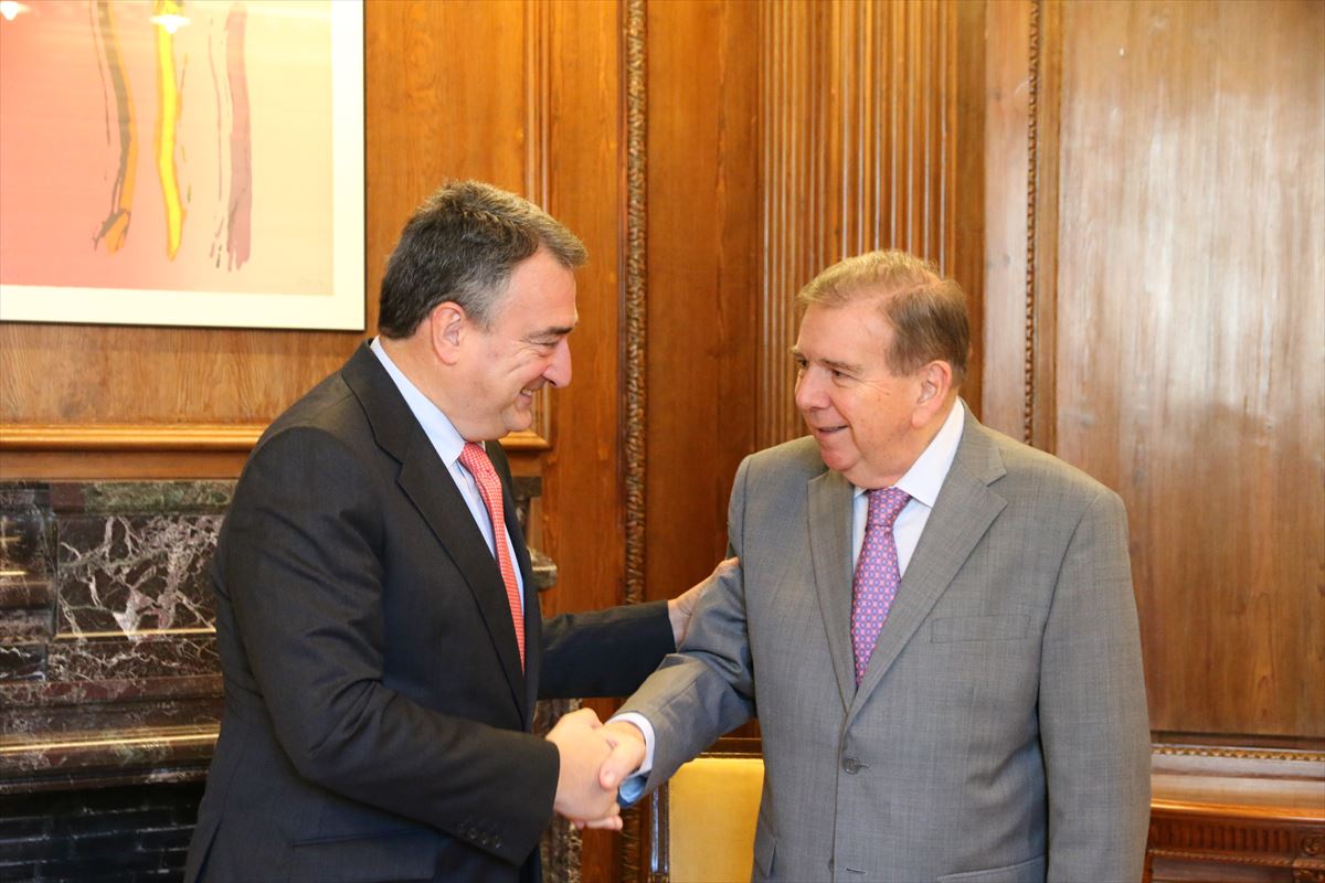 Aitor Esteban junto a Edmundo González.