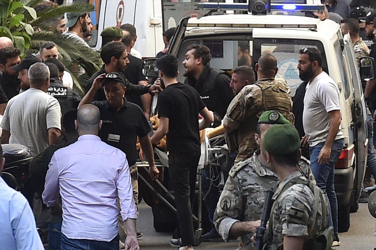 Uno de los heridos llega a un hospital de Beirut (Líbano). Foto: EFE