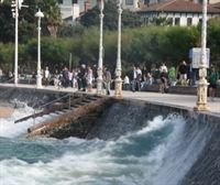 La marea alta deja imágenes espectaculares en la costa vasca