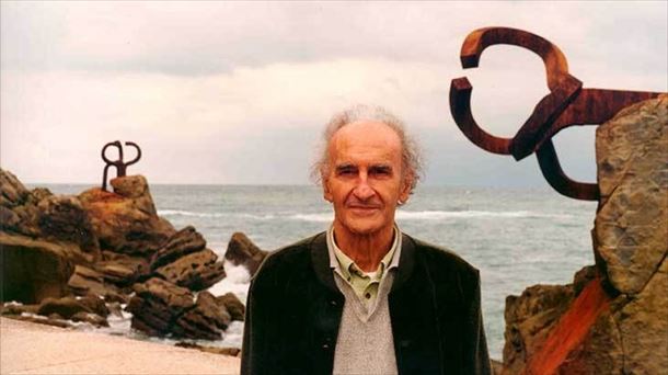 Eduardo Chillida en el 'Peine del Viento'. Foto: Archivo de la familia. 