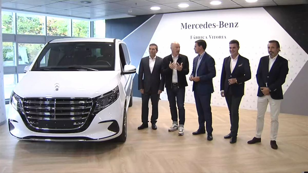 El lehendakari, Imanol Pradales, durante la visita a la planta de Mercedes-Benz en Vitoria