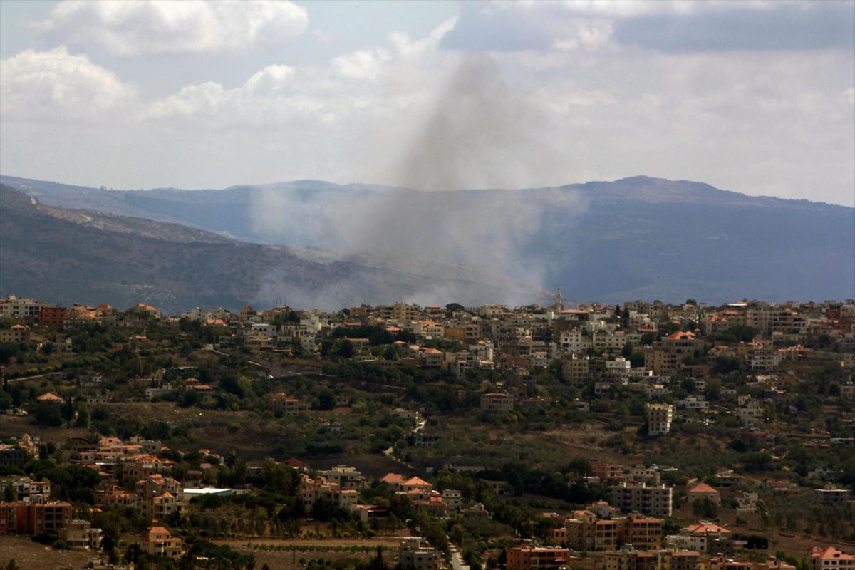 Columnas de humo en la frontera entre Israel y Líbano. Foto: EFE