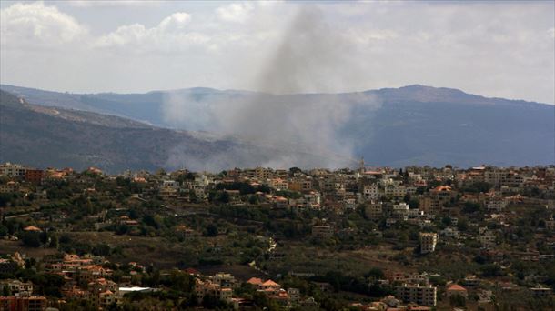 Columnas de humo en la frontera entre Israel y Líbano. Foto: EFE