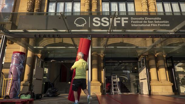 Donostia se engalana para acoger el Zinemaldia. Foto: EFE