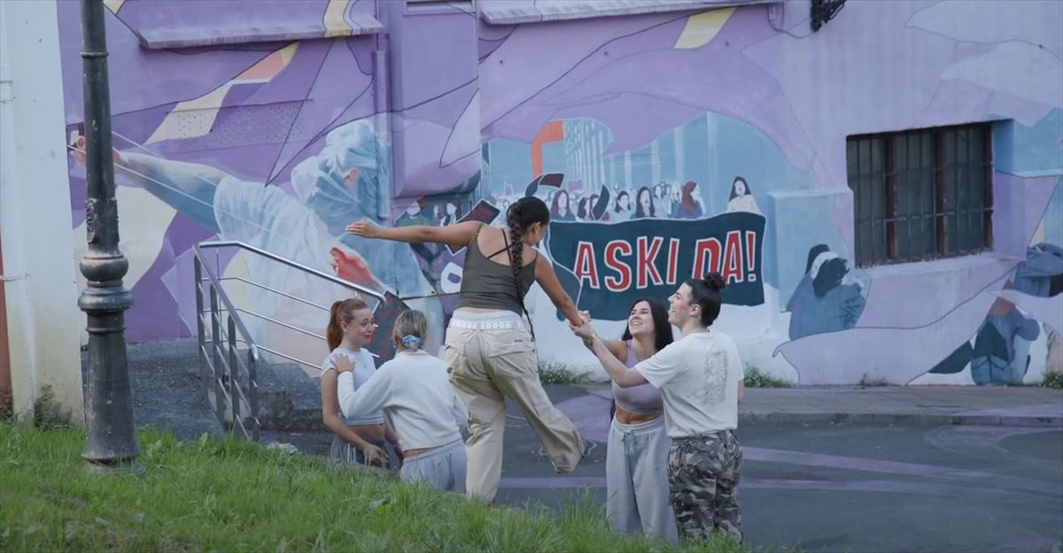 Un fotograma del videoclip de la canción de Beldur Barik de este año. 