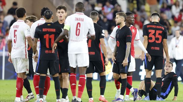 Jugadores del Barça y Mónaco en la jugada de la roja. Foto. EFE