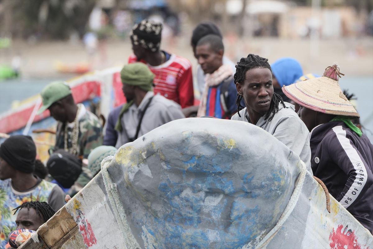 Un cayuco con unas 80 personas migrantes a bordo ayer en el puerto de Los Cristianos (Tenerife). EFE