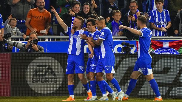 Jugadores del Alavés celebrando el primer gol. Foto: EFE